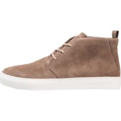 Royal RepubliQ SPARTACUS CHUKKA OUTSOLE Sneakersy wysokie taupe. Buty sportowe casual marki Royal RepubliQ. W wyprzedaży za 503.30 zł.