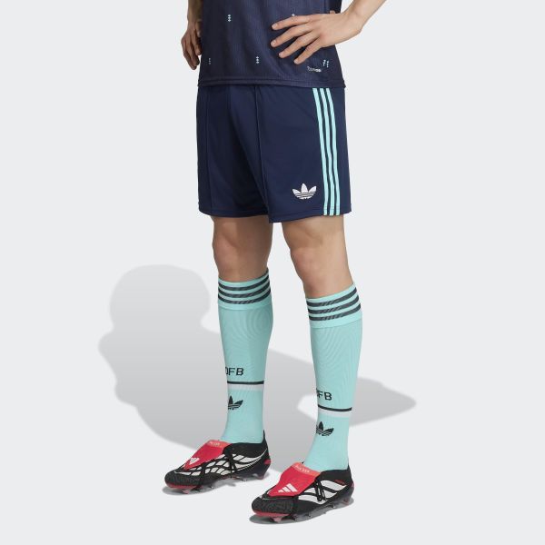 Spodenki wyjazdowe Niemcy 26. Niebieskie krótkie spodenki sportowe Adidas, s, z aplikacjami, z materiału. Za 264.69 zł.