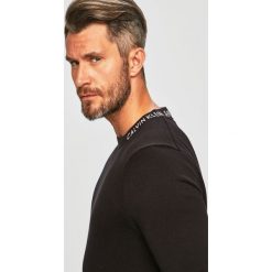 Calvin Klein Jeans - Sweter. Czarne swetry nierozpinane Calvin Klein Jeans, bez wzorów, z bawełny, bez kołnierzyka, bez ramiączek. Za 359.90 zł.