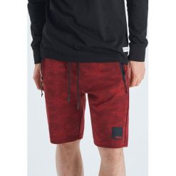 Szorty camo o kroju jogger - Czerwony. Joggery i bojówki marki Cropp. Za 79.99 zł.