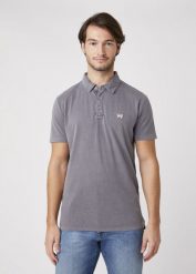 MĘSKI T-SHIRT POLO WRANGLER SS GD POLO TORNADO GREY W7ANDB70C 112131352. Szare koszulki polo Wrangler, m, bez wzorów, bez kołnierzyka, bez ramiączek. Za 149.99 zł.