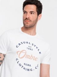T-shirt męski z nadrukiem Ombre Casual Style – biały V1 OM-TSPT-0144 - XXL. Białe t-shirty Ombre Clothing, l, z aplikacjami, z bawełny, bez kołnierzyka, bez ramiączek. Za 41.99 zł.