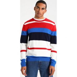 Tommy Jeans MULTI STRIPE Sweter racing red/multi. Swetry nierozpinane marki Tommy Jeans, z bawełny. W wyprzedaży za 404.10 zł.