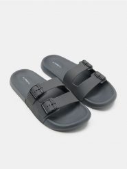 Klapki z podwójnym paskiem i klamrami - szary. Szare klapki Sinsay. Za 29.99 zł.