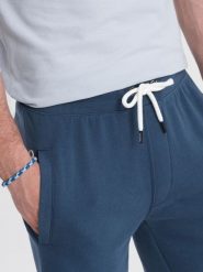 Męskie spodenki dzianinowe ze ściągaczem i kieszeniami - ciemnoniebieskie V4 OM-SRBS-0139 - XXL. Niebieskie krótkie spodenki sportowe Ombre Clothing, l, bez wzorów, z bawełny. Za 83.99 zł.