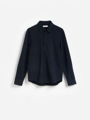 Koszula regular fit z wiskozą - granatowy. Niebieskie koszule Reserved, l, bez wzorów, z dzianiny, bez kołnierzyka, bez ramiączek. Za 129.99 zł.