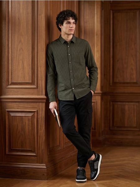Bawełniana koszula slim fit w kratę - zielony. Zielone koszule Sinsay, l, bez wzorów, z bawełny, bez kołnierzyka, bez ramiączek. Za 59.99 zł.