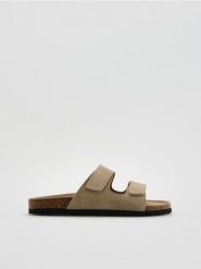 Zamszowe klapki - beżowy. Brązowe klapki Reserved, z zamszu. Za 139.99 zł.