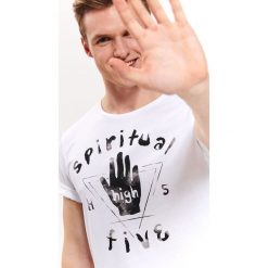 T-SHIRT Z NADRUKIEM. Bluzki z długim rękawem TOP SECRET. W wyprzedaży za 19.99 zł.