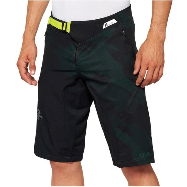 Krótki 100% airmatic LE. Czarne szorty 100%, m, bez wzorów, sportowe. W wyprzedaży za 457.95 zł.