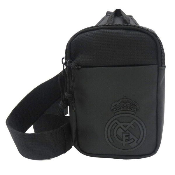 Real Madryt saszetka na ramię Cross Body Bag czarna. Czarne torby na ramię REAL MADRID, bez wzorów, na ramię, bez dodatków. Za 89.00 zł.