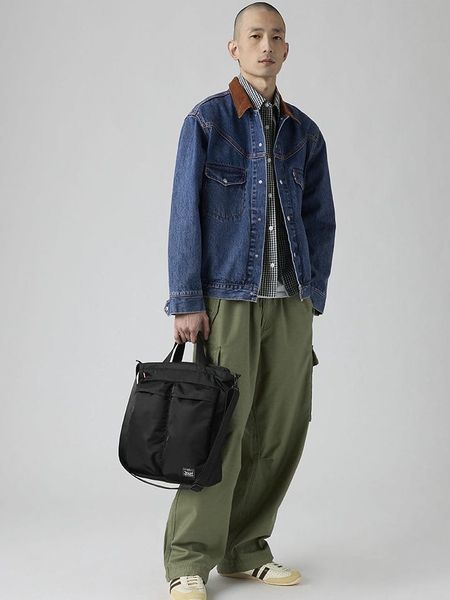 Levi's Torebka w kolorze czarnym - 30 x 36 x 10 cm rozmiar: onesize. Czarne torby na ramię Levi's®, bez wzorów, z materiału, na ramię, małe, bez dodatków. Za 178.98 zł.