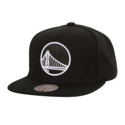 Czapka typu snapback Mitchell & Ness Evergreen Golden State Warriors. Czarne czapki z daszkiem Mitchell & Ness, bez wzorów. Za 198.50 zł.