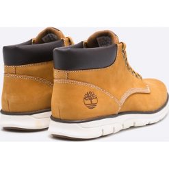 Timberland - Buty Bradstreet Chukka. Żółte botki sznurowane Timberland, bez wzorów, z materiału, z okrągłym noskiem, bez obcasa, bez zapięcia. Za 599.90 zł.