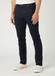 WRANGLER GREENSBORO MĘSKIE SPODNIE MATERIAŁOWE PARISIAN NIGHT W15QLM866. Spodnie materiałowe Wrangler, l, bez wzorów, z materiału. Za 219.99 zł.