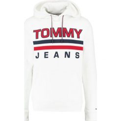 Tommy Jeans ESSENTIAL GRAPHIC HOODIE Bluza z kapturem classic white. Bluzy marki Tommy Jeans. Za 399.00 zł.