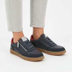 Sneakersy męskie Mustang, niska sportowa forma z wiązaniem i bocznym zamkiem wygodna podeszwa do codziennego użytkowania, granatowe, 4204-301-820. Niebieskie buty sportowe casual Mustang, bez wzorów, bez zapięcia. Za 289.00 zł.