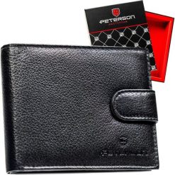 Klasyczny, czarny portfel męski ze skóry naturalnej zamykany zatrzaskiem - Peterson. Czarne portfele Peterson, bez wzorów, ze skóry. Za 139.99 zł.