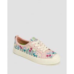 Trampki zamszowe Cariuma OCA Low Rose Suede Embroidered Flowers. Białe trampki CARIUMA, bez wzorów, bez zapięcia. Za 659.99 zł.