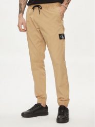 Calvin Klein Jeans Joggery Monologo Badge J30J325114 Beżowy Skinny Fit. Brązowe joggery i bojówki Calvin Klein Jeans, m, bez wzorów, z bawełny. Za 249.99 zł.
