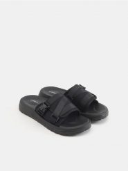 Klapki - czarny. Czarne klapki Sinsay. Za 39.99 zł.