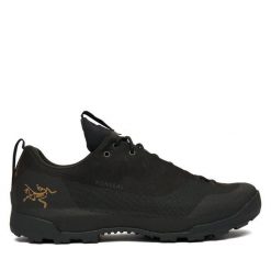 Trekkingi Arc'teryx. Czarne buty trekkingowe Arc'teryx, bez wzorów, bez zapięcia. Za 1,049.00 zł.