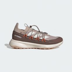 Buty Terrex Voyager 21 Travel. Białe buty turystyczne Adidas, bez wzorów, z materiału, bez zapięcia. Za 439.00 zł.