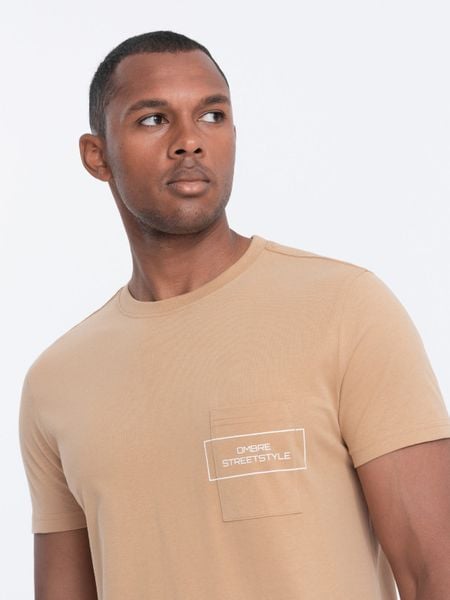 T-shirt męski bawełniany z nadrukiem na kieszonce - jasnobrązowy V6 - Rozmiar: XXL. Brązowe t-shirty Ombre Clothing, m, bez wzorów, z bawełny, bez kołnierzyka, bez ramiączek. W wyprzedaży za 29.99 zł.