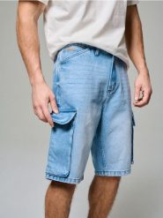 Luźne szorty cargo z efektem sprania - niebieski. Niebieskie krótkie spodenki sportowe Sinsay, l, bez wzorów. W wyprzedaży za 55.99 zł.