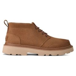 Męskie buty sportowe M CHUKKA LUG. Brązowe buty turystyczne UGG, bez wzorów, z materiału, bez zapięcia, trekkingowe. Za 746.55 zł.