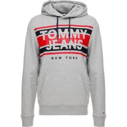 Tommy Jeans ESSENTIAL GRAPHIC HOODIE Bluza z kapturem grey. Bluzy marki Tommy Jeans. Za 379.00 zł.