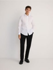 Bawełniana koszula slim fit - biały. Białe koszule Reserved, l, bez wzorów, z bawełny, bez kołnierzyka, bez ramiączek. Za 199.99 zł.