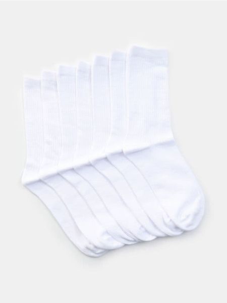 Prążkowane skarpetki 7 pack - biały. Białe skarpety Sinsay, bez wzorów, prążkowane. Za 19.99 zł.