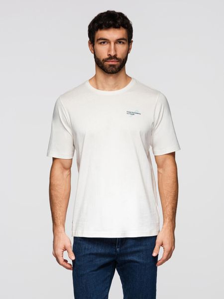 T-shirt męski z niewielkim nadrukiem na klatce piersiowej - biały V3 - Rozmiar: XL. Białe t-shirty Ombre Clothing, m, bez wzorów, z bawełny, bez kołnierzyka, bez ramiączek. W wyprzedaży za 45.50 zł.