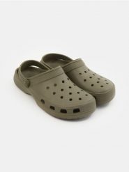 Klapki piankowe z paskiem na piętę - brązowy. Brązowe klapki Sinsay. Za 25.99 zł.