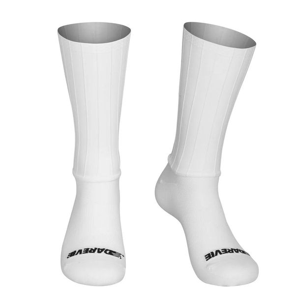 Skarpety rowerowe aero szosowe – białe. Białe skarpety DAREVIE, bez wzorów, z elastanu. Za 97.99 zł.
