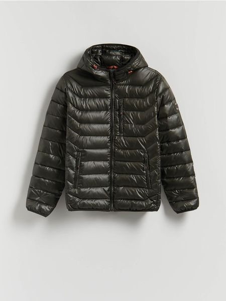 Pikowana kurtka z kapturem - ciemnozielony. Zielone kurtki Reserved, l, bez wzorów, z kapturem. W wyprzedaży za 89.99 zł.