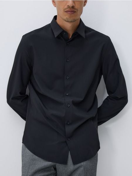 Gładka koszula slim fit - czarny. Czarne koszule Reserved, l, bez wzorów, z tkaniny, bez kołnierzyka, bez ramiączek. Za 119.99 zł.