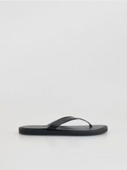 Skórzane klapki - czarny. Czarne klapki Reserved, ze skóry. Za 139.99 zł.