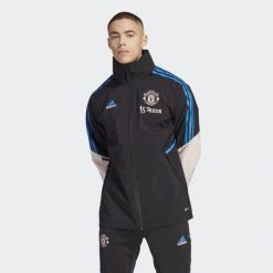 Kurtka do piłki nożnej męska Adidas Manchester United Condivo 22 Storm. Czarne kurtki Adidas, m, bez wzorów, z materiału, bez kaptura. W wyprzedaży za 390.50 zł.