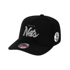 Czapka typu snapback Mitchell & Ness Foundation Script Stretch Brooklyn Nets. Czarne czapki z daszkiem Mitchell & Ness, bez wzorów. Za 218.50 zł.