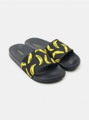 Klapki z motywem bananów - czarny. Czarne klapki Sinsay. Za 29.99 zł.