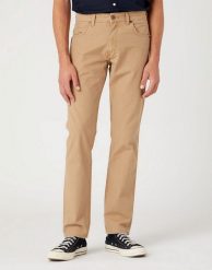 WRANGLER GREENSBORO MĘSKIE SPODNIE MATERIAŁOWE TIGERS EYE W15QDRC20 112334233. Spodnie materiałowe Wrangler, l, bez wzorów, z materiału. Za 229.99 zł.