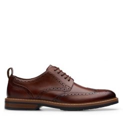 Półbuty Clarks. Brązowe eleganckie półbuty Clarks, bez wzorów, bez obcasa, bez zapięcia. Za 389.99 zł.