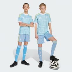 Spodenki wyjazdowe Juventus 25/26. Niebieskie krótkie spodenki sportowe Adidas, bez wzorów. Za 179.00 zł.