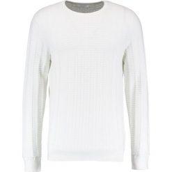 Calvin Klein SLOAN CREW NECK Sweter white. Swetry nierozpinane marki CALVIN KLEIN. W wyprzedaży za 399.20 zł.