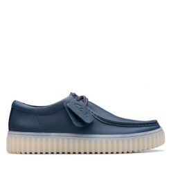 Półbuty Clarks. Niebieskie eleganckie półbuty Clarks, bez wzorów, bez obcasa, bez zapięcia. Za 429.99 zł.