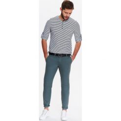 SPODNIE MĘSKIE REGULARNE TYPU CHINO Z PASKIEM. Eleganckie spodnie TOP SECRET. W wyprzedaży za 69.99 zł.