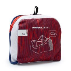 Torba sportowa Decathlon Essential 20 l. Czerwone torby na ramię Decathlon, bez wzorów, z materiału, na ramię, bez dodatków. Za 24.99 zł.