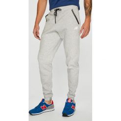 New Balance - Spodnie. Spodnie materiałowe marki New Balance. W wyprzedaży za 259.90 zł.
